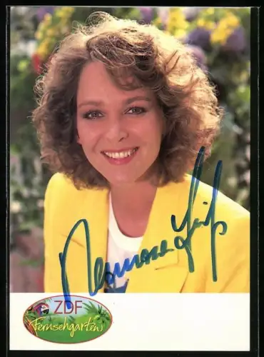 AK Musikerin Ramona Leiss in gelbem Blazer, Autograph