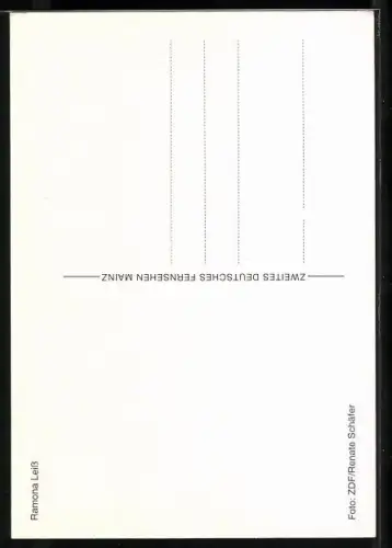 AK Musikerin Ramona Leiss in gelbem Blazer, Autograph