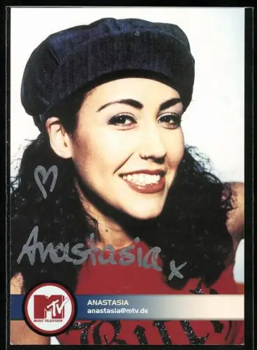 AK Musikerin Anastasia lächelnd im Porträt, Autograph