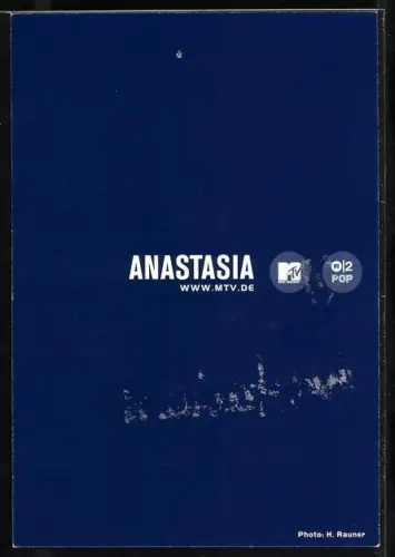 AK Musikerin Anastasia lächelnd im Porträt, Autograph