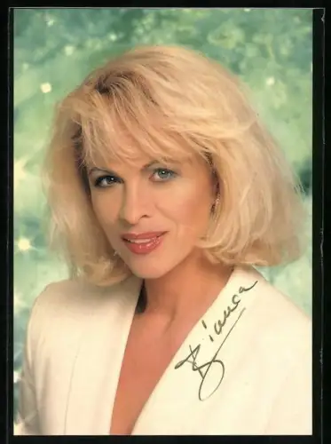 AK Musikerin Bianca in weissem Blazer, Autograph