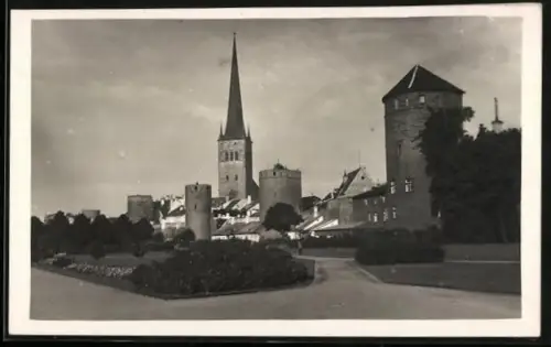 AK Tallin, Strassenpartie mit Kirche und Turm