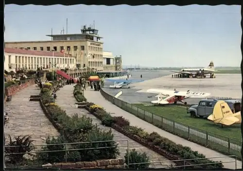 AK Stuttgart, Flughafen, Passagiere betreten das Flugzeug