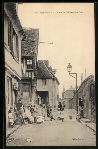 AK Honfleur, La rue de l`Homme-en-Bois