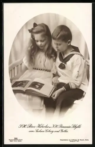 AK S.H. Prinz Hubertus u. I.H. Prinzessin Sibylle von Sachsen-Coburg-Gotha im Buch lesend