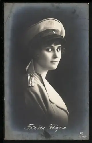 AK Fräulein Feldgrau mit Mütze