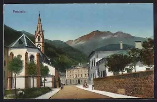 AK Predazzo, Strassenpartie im Ort mit Kirche