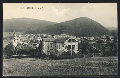 AK Friedrichroda, Ortsansicht mit Kirche und Villen vor bewaldeten Bergen