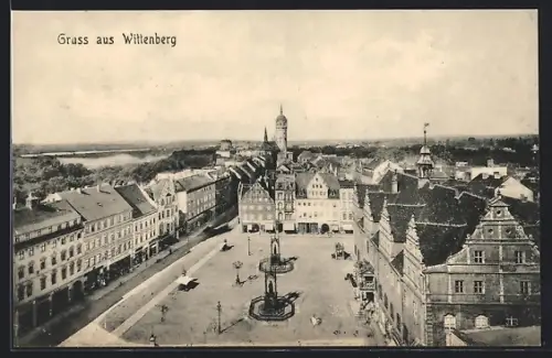 AK Wittenberg / Elbe, Marktplatz mit Brunnen und Stadtturm aus der Vogelschau