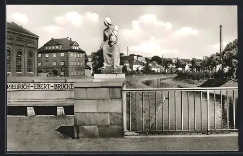 AK Hof an der Saale, Friedrich-Ebert-Brücke, Statue, Flussufer