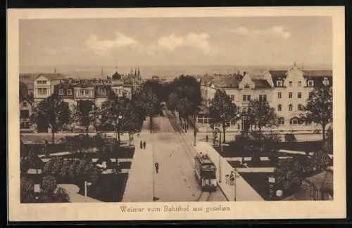 AK Weimar, Strassenpartie mit Strassenbahn vom Bahnhof aus