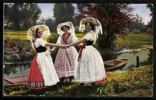 AK Drei Frauen in Spreewälder Tracht stehen sich an den Händen fassend vor einem Kanal mit Gondel