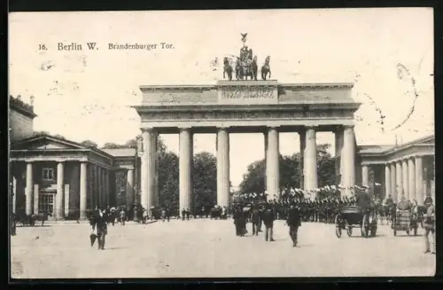 AK Berlin, Brandenburger Tor, Fahnen-Aufmarsch