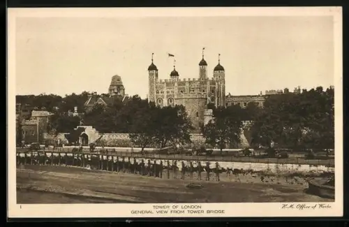 AK London, Tower of London, General view from the Thames