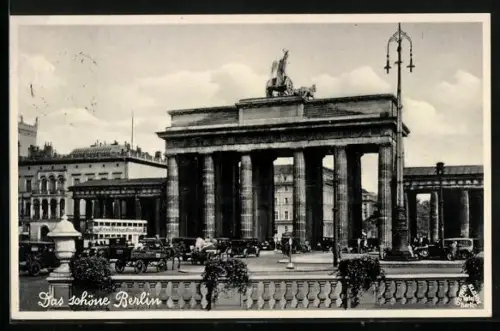 AK Berlin, Brandenburger Tor mit Strassenpartie