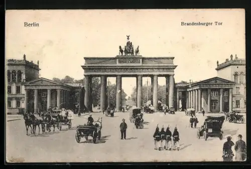 AK Berlin, Brandenburger Tor mit Strassenpartie
