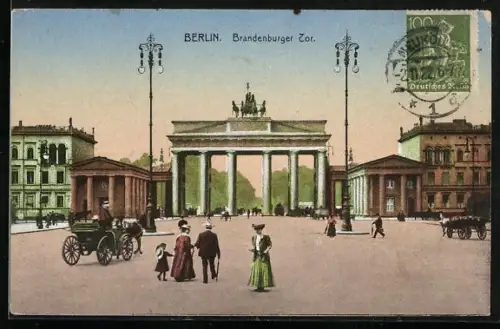 AK Berlin, Spaziergänger und Droschken am Brandenburger Tor