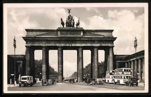 AK Berlin, Brandenburger Tor mit Strassenverkehr