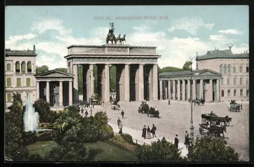 AK Berlin, Brandenburger Tor mit Kutschen und Passanten