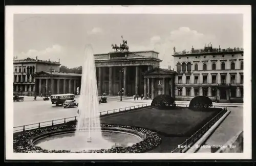 AK Berlin, Brandenburger Tor mit Bus und Fontäne