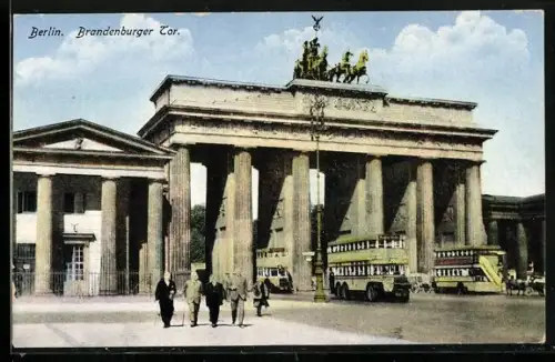 AK Berlin, Passanten und Busse am Brandenburger Tor