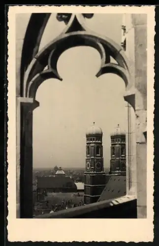 AK München, Frauenkirche, Fenster mit Blick auf die Türme