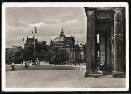 AK Berlin, Reichstag, Blick vom Brandenburger Tor aus