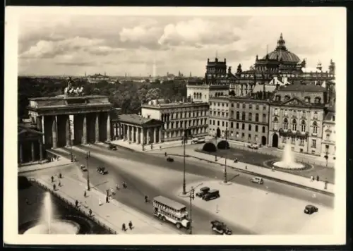 AK Berlin, Brandenburger Tor mit Pariser Platz aus der Vogelschau