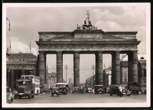 AK Berlin, Brandenburger Tor mit Automobilen