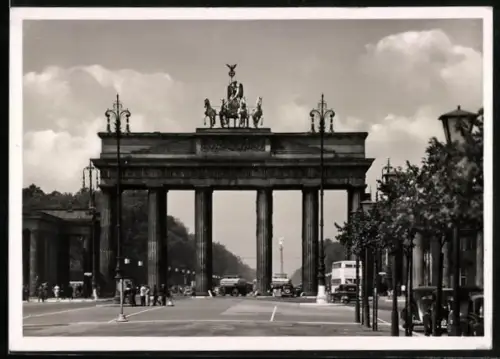 AK Berlin, Strassenpartie am Brandenburger Tor