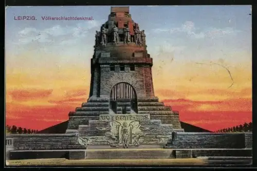 AK Leipzig, Völkerschlachtdenkmal, Ansicht des Denkmals bei Abendrot