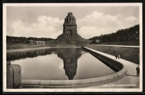 AK Leipzig, Völkerschlachtdenkmal mit Besuchern