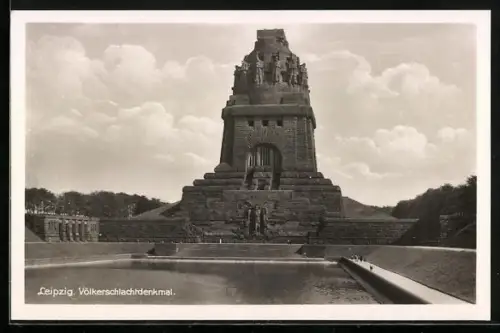 AK Leipzig, Völkerschlachtdenkmal vom Weg aus