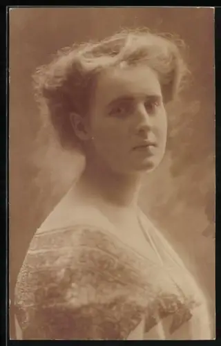 Foto-AK Prinzessin Elisabeth von Rumänien im Porträt