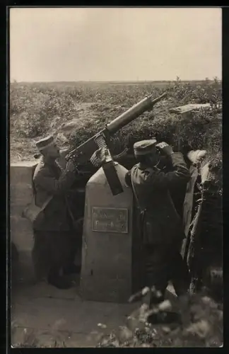 Foto-AK Soldaten der Fliegerabwehr mit Maschinengewehr