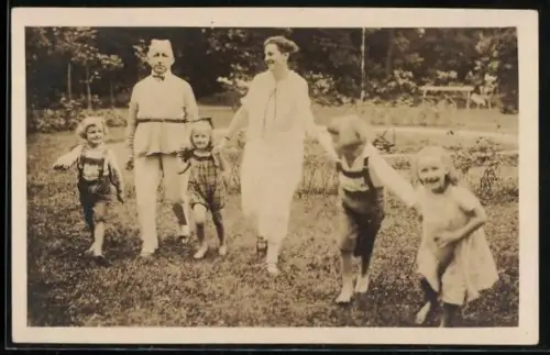 AK Winifred mit Frau und Kindern