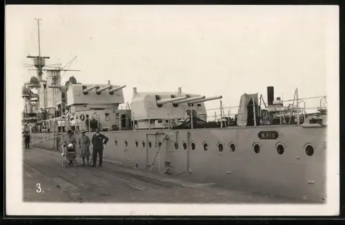 Foto-AK Der Kreuzer Köln am Dock