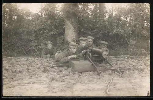 Foto-AK Soldaten in Uniform mit Maschinengewehr 08
