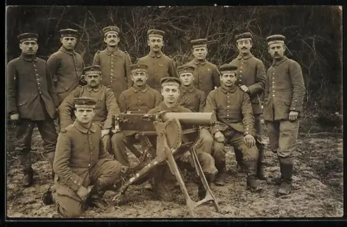 Foto-AK Gruppenfoto Soldaten der Infanterie mit Maschinengewehr