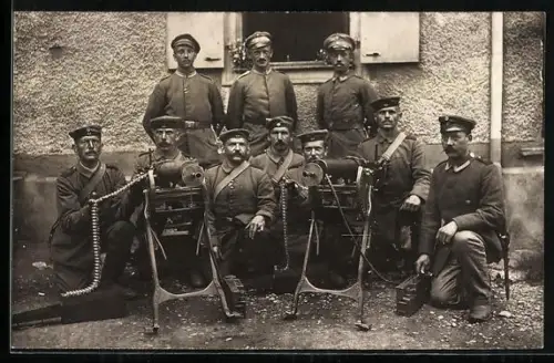 Foto-AK Soldaten der Infanterie in Uniformen mit Maschinengewehren