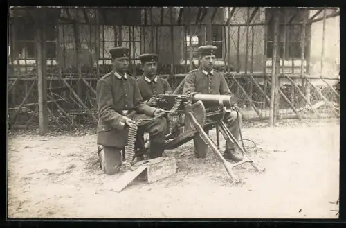 Foto-AK Drei Soldaten der Infanterie mit Maschinengewehr