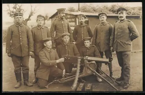 Foto-AK Soldaten der Infanterie mit Maschinengewehr im Gruppenbild