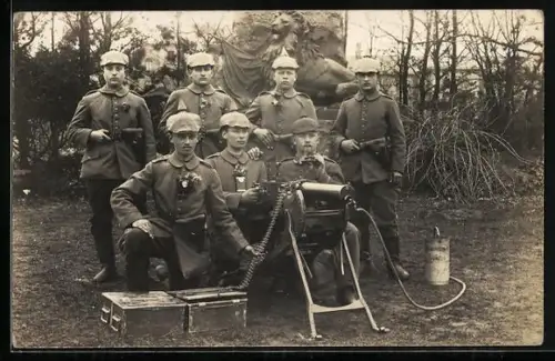 Foto-AK Soldaten der Infanterie in Uniformen mit MG