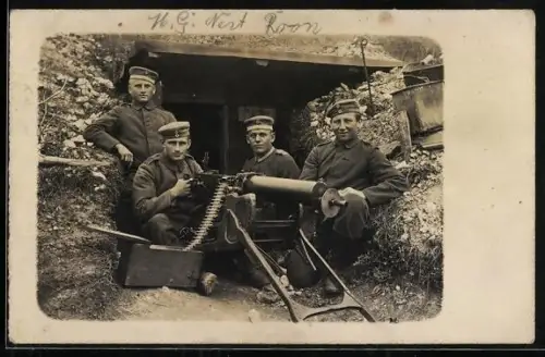 Foto-AK Vier Soldaten in Uniformen m MG Nest