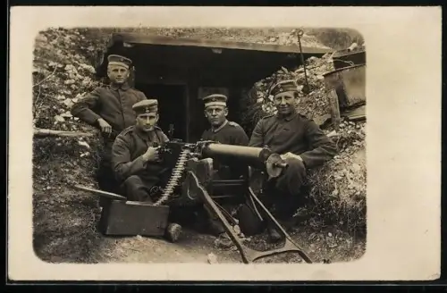 Foto-AK Vier Soldaten der Infanterie im MG Nest 1918