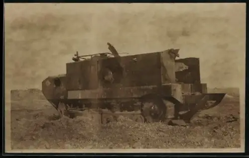 Foto-AK Zerstörter Tank Panzer im Gelände