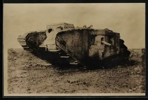 Foto-AK Tank Panzer auf offenem Gelände