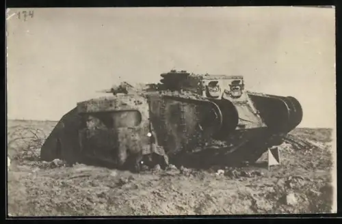 AK britischer Tank-Panzer auf einem Feld