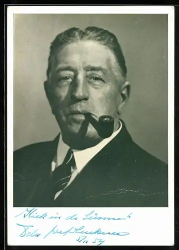 AK Porträt von Kapitän Felix Graf von Luckner mit Pfeife, Autograph