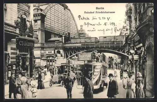 AK Berlin, Bahnhof Friedrichstrasse, Passanten